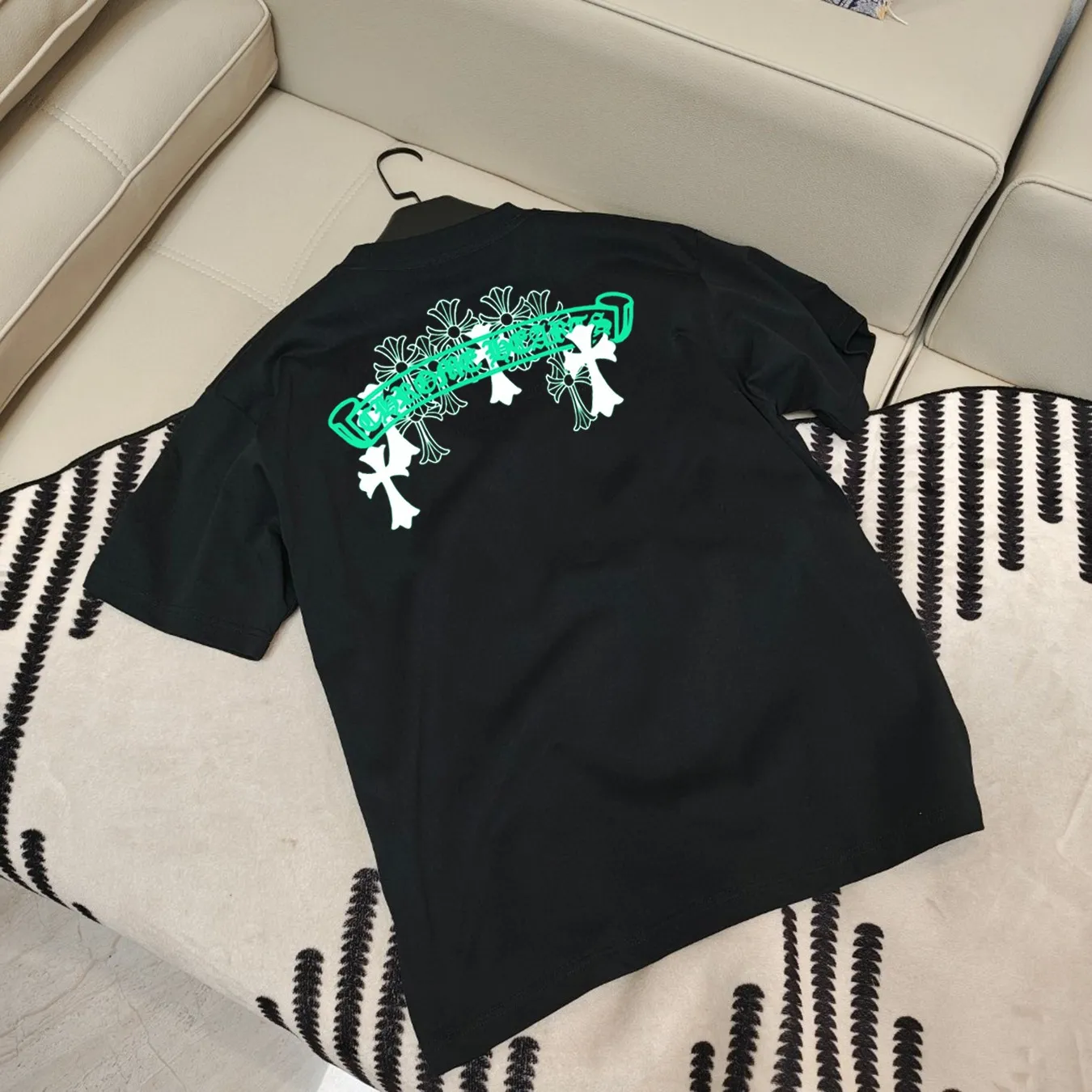 🅿️190 Kroxin 2025 new Sanskrit couple style short-sleeved T-shirt 🔥High version🔥 Original fabric Digital direct printing technology Same style as Internet celebrity High version High quality😘😘 The fabric is made of 250g Solona cotton fabric. It feels super comfortable, fashionable and personalized. A super versatile and good-looking T-shirt. Very suitable for both men and women. A must-have for everyone. Color: black, white Size: S-xxl